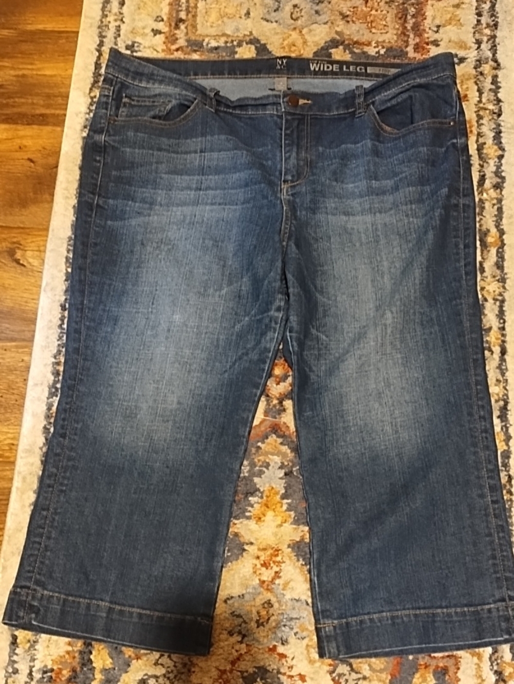 New York & Company Wide Leg Capris in Dark Blue Denim Nice Condition Size 18.